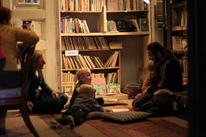 Madis Mikkor lastele raamatut lugemas. Foto: Mana Kaasik